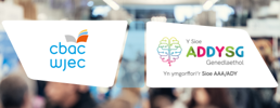 Logo Y Sioe Addysg Genedlaethol a CBAC ar ben llun o bobl mewn Sioe