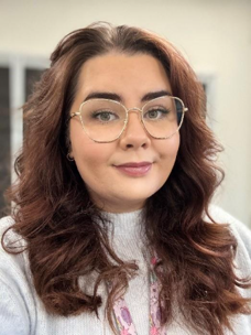 A person with long brown hair wearing glasses
AI-generated content may be incorrect.